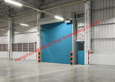 Porcelana Puertas industriales aisladas del garaje de la puerta del balanceo de la fábrica que levantan para el uso interno y externo de Warehouse proveedor