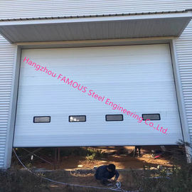 Porcelana Puertas industriales motorizadas puerta vertical llena del garaje de la elevación con Windows transparente y el acceso peatonal proveedor