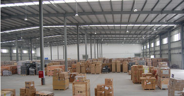 Porcelana Edificios de acero industriales prefabricados modificados para requisitos particulares Warehouse con los paneles de bocadillo proveedor