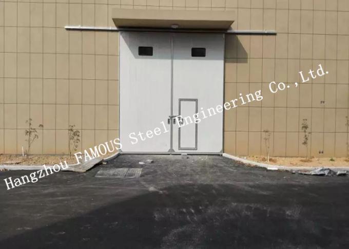 Puertas industriales de desplazamiento horizontales seccionales del garaje con la puerta peatonal del acceso para el taller 0