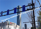 Calle que enmarca de acero cartelera de los letreros indicadores de postes ligeros del uso municipal y del semáforo de los soportes proveedor
