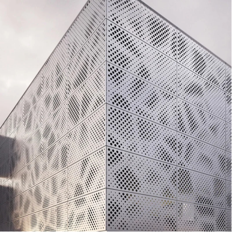 Los paneles que defienden perforados de aluminio verticales 20m m y lumbreras horizontales de Sunblade 2