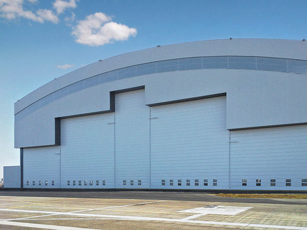 Hangares de acero prefabricados de los aviones del sistema de techumbre de la curva con las puertas eléctricas de la diapositiva 0